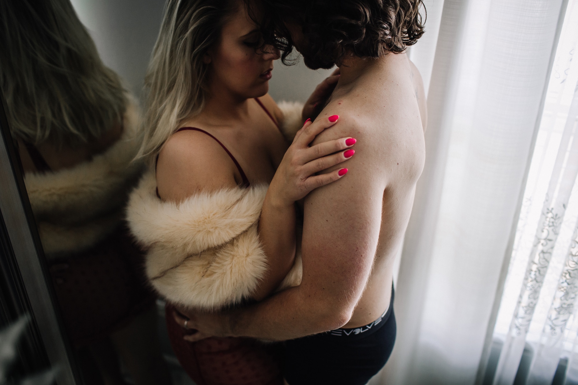 couples-boudoir-session-fur-stole