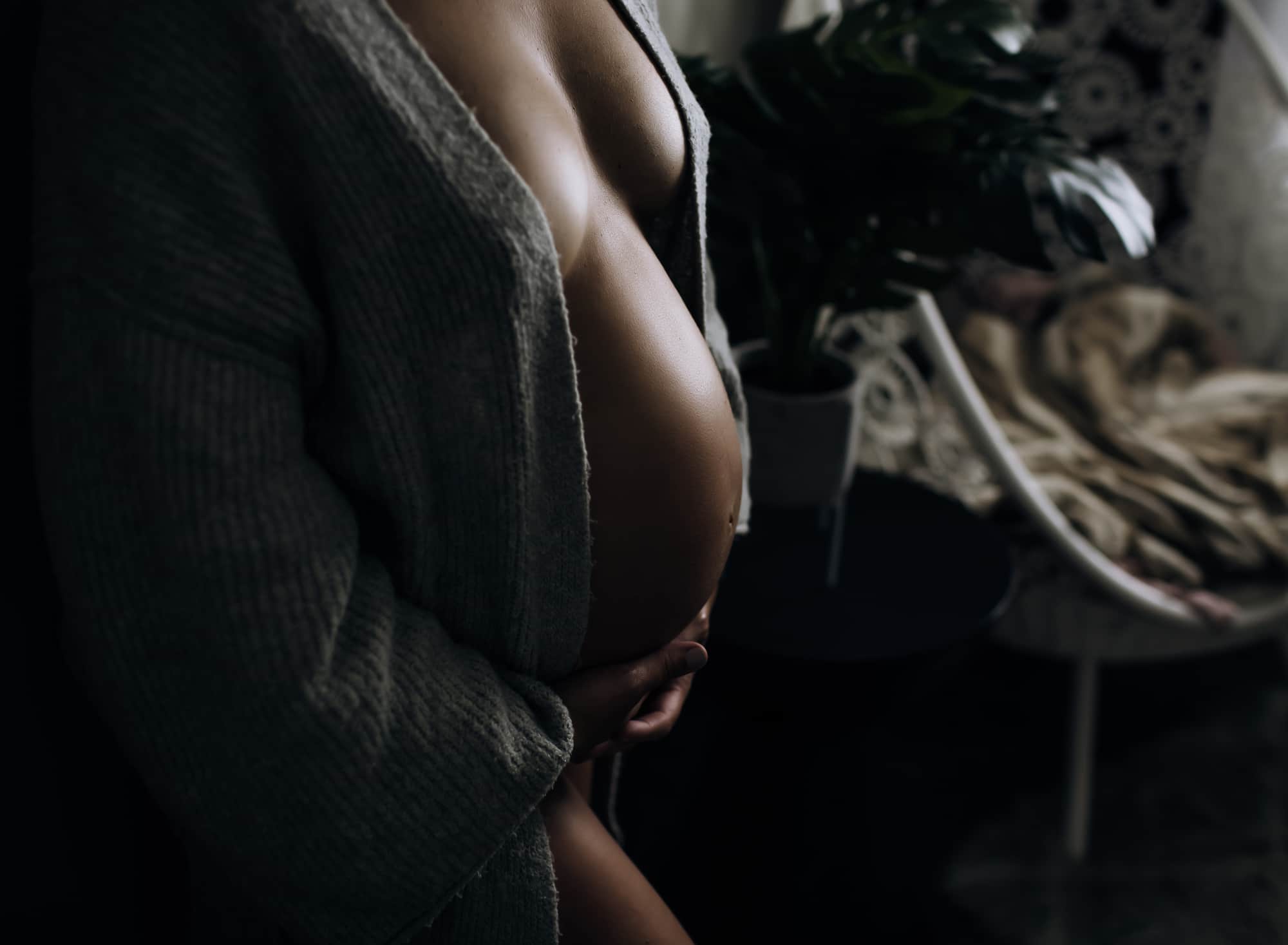 pregnant-woman-boudoir-session